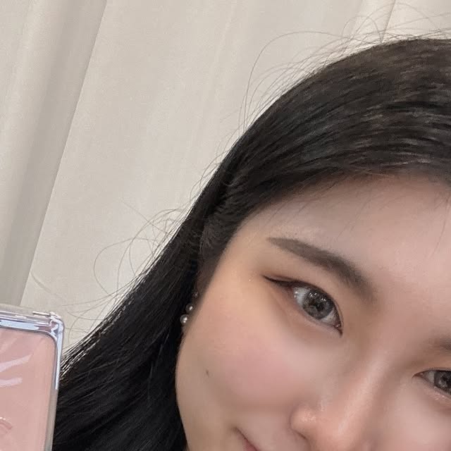 전 윤희 on Instagram: "#광고 투에이엔 화장품만 있으면 완벽하게 화장 할 수 있어요💄

발색력부터 지속력까지 뛰어난 편이라 요즘 제 데일리 메이크업으로 자주 사용 하고 있는 제품이에요 ✨

#투에이엔 #블루밍가든 #올영추천 #봄웜 #봄웜라 #듀얼치크 #하이라이터 #2aN"