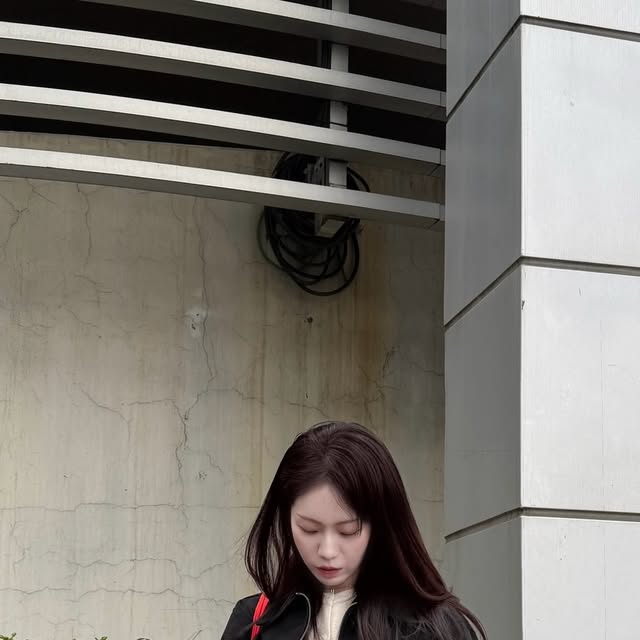 @reumnma on Instagram: "#광고 봄에 입기 좋은 투웨이 스웨이드 자켓 단추로 디테일 더하구 휘뚜루 마뚜루~"