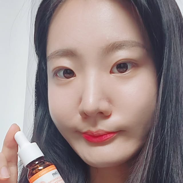 joyjoyjo__real on Instagram: "#광고 @beautyadam_official

30대에 접어들면서 스물스물 올라오는 기미와 잡티!🥲
그리고 트러블 색소침착까지😂
이제는 고농축 멜라닌으로 집중 케어하자구요!👍
#아담공방 #고함량트라넥삼산 #글루타치온기미앰플 을 소개합니다🤍

타사 미백앰플의 단점은 따갑거나 자극이 있다는 점인데,
💥아담공방 미백앰플은 무겁거나 끈적임도 없고! 따갑거나 자극도 NO!💥
색소침착, 기미밀도 168.5%개선, 짙은기미 108.8%개선까지 임상을 완료했어요!💫

이 속에는 미백 핵심성분인 나이아신아마이드 50,000ppm, 트라넥삼산 30,000ppm, 고순도 글루타치온 1,000ppm에 비타민열매추출물, 아스코빅애씨드까지 함유되어 있답니다❤️
정말 초초 고함량 미백앰플이라 듬직하달까요🩷
정제수 대신 락토바실러스 발효 PDRN 39%(유산균 베이스) 함유로 
겉돌지 않고 즉각적으로 피부 깊숙히 흡수되는 앰플이에요🩵

요즘 컨실러로도 기미와 잡티가 가려지지 않아 고민이었는데
아담공방 고함량 트라넥삼산 글루타치온 기미앰플로 집중 케어해야겠어요!✨️

같은 글루타치온 라인의 크림까지 함께 사용하면 시너지 효과가 난다고 하네요!🙊
얼른 아담공방 스토어로 고고해야겠어요👩

#아담공방 #기미잡티 #앰플추천 #미백앰플 #잡티앰플 #기미앰플 #비타민앰플 #글루타치온앰플 #트라넥삼산 #나이아신아마이드 #화잘먹앰플 #아담공방앰플 #기미잡티제거 #멜라토닝 #토닝앰플"