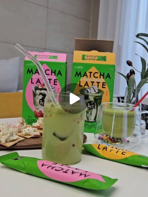 미칠미칠 on Instagram: "#광고 @jardin_official

🌿🍵 쟈뎅 까페모리 제주 세레모니얼 말차라떼 

말차 덕후라면 절대 그냥 지나칠 수 없는 조합!
쟈뎅 까페모리 제주 세레모니얼 말차라떼 시리즈는 제주산 세레모니얼 등급 말차를 사용해, 집에서도 카페 퀄리티를 
그대로 즐길 수 있는 프리미엄 말차 음료예요.

✔️ 제주 세레모니얼 말차딸기라떼🍓
말차의 쌉싸름함 + 상큼한 딸기의 환상적인 밸런스 ~
인위적이지 않은 달콤함으로 한 모금 마시면 기분까지 
산뜻해지는 맛! 비주얼부터 맛까지 최고 👍

✔️ 제주 세레모니얼 말차크림바닐라라떼
부드러운 바닐라와 크리미한 말차의 조화 🍨
디저트처럼 달콤하면서도 말차 향은 또렷하게 살아 있어요.
달달한 음료 좋아하시는 분들이라면 무조건 취향 저격 💕

💡 이런 분들께 추천해요
✔️ 카페 갈 시간 없이 집에서 프리미엄 말차 즐기고 싶은 분
✔️ 제주 말차 특유의 깊은 향과 풍미를 좋아하는 분
✔️ 달콤·쌉싸름한 말차 라떼를 다양하게 즐기고 싶은 분

컵에 타기만 하면 완성되는 간편한 홈카페 메뉴 ☕
오늘은 기분 따라 골라 마시는
쟈뎅 까페모리 제주 세레모니얼 말차라떼 ~
집에서도 카페 감성 제대로 즐겨보세요 🌿💚

.
#쟈뎅말차라떼 #말차딸기라떼 #말차크림바닐라라라떼
#말차라떼"