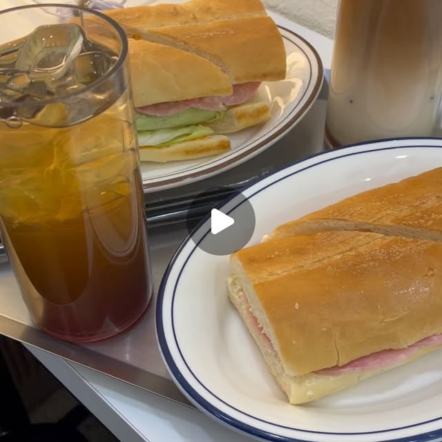 혜원 그리고 Ｊｏｙ ☽ on Instagram: "#광고 종로5가에 좋아하는 샌드위치집이 있다. 작은 가게안에 친절한 알바생까지 딱 동숲같은 귀여운 곳이고 바게트를 베이스로하는 샌드위치집. 어스의 시그니처샌뒤치는 신선건강한 맛이고, 잠봉뵈르가 또 맛집. 담백하게 단백질 채우러가면 딱 좋음. 그리고 여기 커피맛집임. 산미전혀없는 고소한 라떼맛집. 라떼에 까다로운데 나 여기는 가면 꼭 라떼주문함

_
▪️어스샌드위치 종로5가점
▪️서울 종로구 대학로3길 10 1층 어스샌드위치 종로5가점
▪️종로5가역 2번출구 대학로방향

_
#종로샌드위치 #바게트샌드위치 #어스샌드위치 #샌드위치맛집 #종로5가샌드위치 #종로5가 #잠봉뵈르샌드위치 #잠봉뵈르맛집 #종로잠봉뵈르 #라떼맛집 #산미없이꼬순맛 #동숲스타그램"
