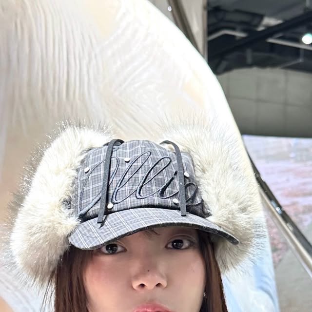 iru 이루 on Instagram: "소심이는 모자를 써야 자신감이 올라가

@illigo.kr Fur hat🤎
#ILLIGO #일리고 @illigo.world"