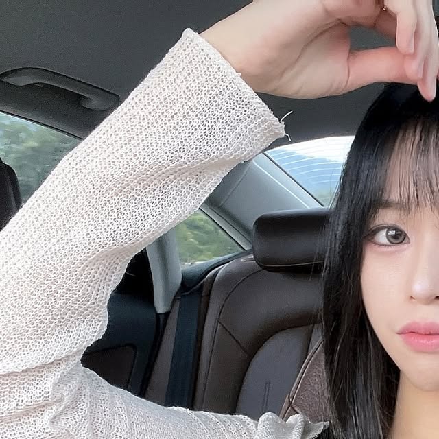 윤지 on Instagram: "#광고 보송촉촉 나틴다 매트립💄

🦢🩰 . ݁₊ ⊹ . ݁💌🎀💕
겉은보송 속은 촉촉 각질부각 없는
아트인 블랙 립스틱! 크리미한 느낌인데
스-윽 한번 발라주면 입술에 초밀착 되는
부드러운 발림성이 아주 만족스러워요🩷
🧁₊˚⊹⋆ 🌷 𐙚⋆🥐🥚
@natinda_official 

다른 매트립은 너무 건조해서 뭉치거나
각질 다 뜨고 난리도아닌데 얘는 그런거 없음!💄❤️ ｡𖦹°‧ ⋆｡𖦹°⭒˚｡⋆ 𓏲 ๋࣭ ࣪ ˖

🧸୨ৎ •.*🍨🎀 ˚ ༘🪽⠀⠀⠀
₊⊹.݁⟡.~
웜톤 쿨톤 상관없이 다 어울리고 고급스런
원터치 케이스라 사용하기도 편해요💛🩷
⋆｡˚ 🩰♡ྀི ₊💌

₊ ⋆˖⁺‧₊⟡₊
✔️신세계 면세점(온라인) 입점되어 있는 제품
✔️13가지 컬러로 어느 피부톤이든 착붙립
‎.𖥔 ݁ ˖　　⋆.˚⋆ ˚｡⋆୨୧˚　　

#나틴다 #아트인블랙립스틱 #매트립스틱 #실키립스틱 #무드톤 #무드립스틱 #웜톤립스틱 #쿨톤립스틱 #벨벳립스틱 
⠀ ⠀ 

⠀ 

🫶🏻
🫰🏻
💗
💞

⠀ ⠀ 

⠀ 

⠀ 

⠀ 
#여행 #ootd #맞팔 #선팔 #일상 #데일리
#스팔 #인팔 #셀스타그램 #selfie
#여행스타그램 #감성 #좋반 
#데일리 #데일리룩 #몸매 #몸스타그램 
#운동 #운동하는여자 #오운완"