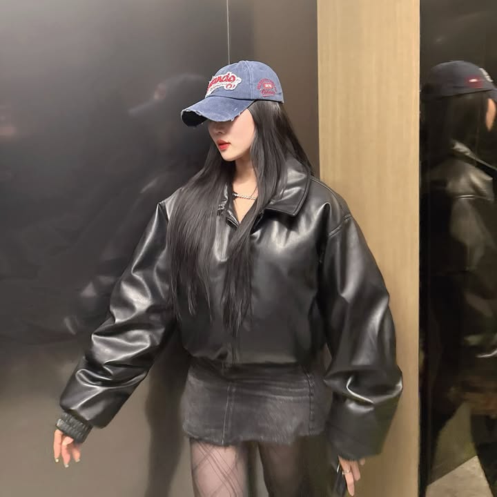 🖤 겨울 헤비 아우터 끝판왕 등장! 🖤
패딩인데 레더? 레더인데 패딩? 🖤🔥
올 유행템 레더도 포함인데 넘 예쁘지 않나요?
일단 실루엣이랑 핏 완전 합격!!

👉🏻비바브라운 85-VIVA047 카라 벌룬
투웨이 크롭 레더 숏패딩으로 겨울 OOTD 완성~! 😎🧥✨

핏도 예쁘고 따뜻함은 기본이지!! 🥶➡️🥵
겨울에도 스타일리쉬함은 놓칠수 업쟈나!

👉🏻벌룬핏 디자인진짜 넘 기여운거 아니냐공! 볼륨감 있는 실루엣으로 귀엽고 트렌디한 핏!
👉🏻비건 레더 소재: 은은한 광택과 부드러운 터치감으로 고급스러운 무드.
👉🏻투웨이 지퍼: 다양한 스타일링 가능! 위아래로 자유롭게 오픈.
👉🏻크롭 기장과 루즈핏: 부해 보이지 않고 멋스러운 핏 완성!
👉🏻내부 히든 포켓: 실용성까지 완벽하게!

일단 루즈와 오버핏 그 사이의 실루엣! 투웨이 지퍼로 스타일링하기 너무 좋고 비건레더 소재라 터치감이 정말 부드럽고 고급스럽다는게 정말 큰 특징인데요 😎

일단 전 여기저기 휘뚤마뚤이 쉽다는게 젤큰 장점이라 생각해여
그리고 껴입어도 스타일리쉬 하다는게 넘 좋더라고요🖤

한파에도 끄떡없을 정도로 따뜻하고 핏이 예뻐서 완전 추천하는데
얇은 여름소재 셔츠에 이거 하나 걸쳤는데도 요즘날씨에도
따듯했어요 ☺️💖

📸 데일리룩 고민 끝!
지금 바로 겨울 멋쟁이 되기
👉 https://www.musinsa.com/products/4569212

🎥 비바브라운 유튜브 구독도 잊지 마세요!
👉 https://www.youtube.com/@vivabrown23

#광고 #패딩 #패딩추천 #Padding #레더패딩 #헤비아우터 #남여공용패딩 #비바브라운 #VIVABROWN #무신사 #무신사패션 #무신사추천 #오버핏 #데일리룩 #겨울아우터 #크롭패딩 #비건레더 #패션스타그램 #OOTD #paddedjacket #무신사패딩 #무신사 #패션피플 #패션코디#패션블로거#패션유튜버#패션크리에이터#패션인플루언서 #fashion#aesthetics #협찬 @vivabrown_official @vivabrown_crew @musinsa_snap @musinsa.official @musinsastudio

레더자켓패딩으로 올 겨울에 함께 힙해지지 않을래요?