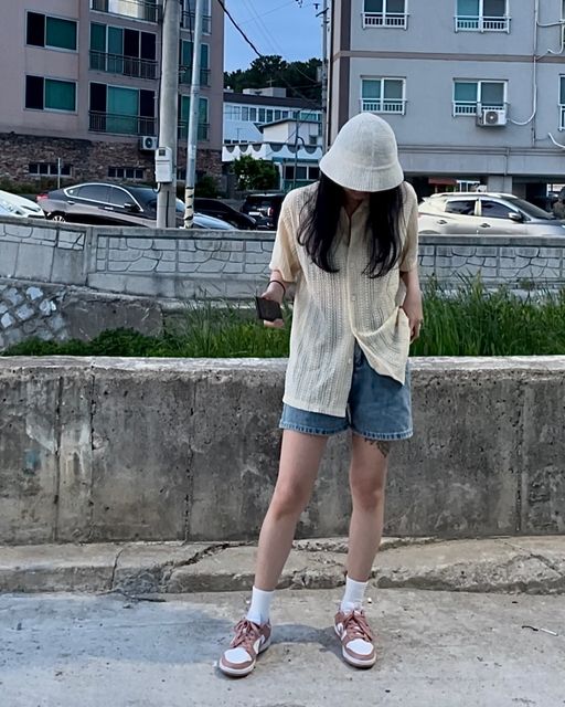 ෆ 수현 ෆ on Instagram: "#광고 @1rony9orno_official 

🌞제품명: 86-IRO320 [워셔블] 라이트 크로쉐 오픈 카라 하프 셔츠

🌞색상: 블랙, 아이보리, 크림💛, 핑크

🌞사이즈: M💛, L

🌝크로쉐 기법으로 제작된 셔츠로 통기성이 뛰어나 여름철 제격!!

🌝오픈 카라넥 형태의 디자인으로 편안한 착용감과 길고 가늘어보이는 목선

🌝베이직한 컬러들로 웨이러블하면서 워셔블 제품으로 엄청 편한 세탁~

#아이러니포르노 #아이러니포르노화이트라인 #남여공용 #데일리룩 #셔츠 #SHIRT #워셔블 #셔츠추천 #하프셔츠 #셔츠코디 #데이트룩 #캐주얼룩"