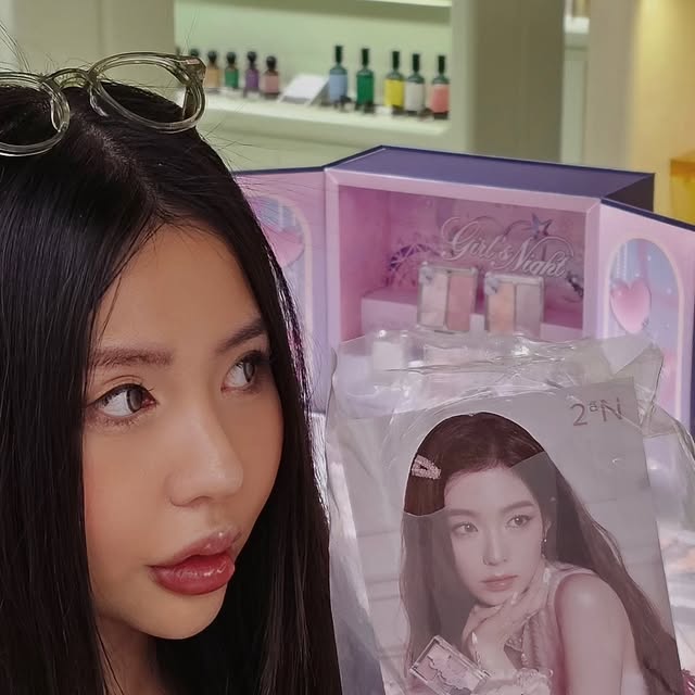 Mercedes 송예슬 on Instagram: "Hello December, hello SPARKLES &GLITTERS 🪩
연말에 글리터 빠지면 섭하지! 🥴 여기 진짜 하이라이터 맛집이라 
연말 느낌 낭낭한 메이크업 찾고 있다면 최대 40%까지 할인할때 건지자! 
하이라이터를 순한맛부터 매운맛까지 가지고 있는 그런 브랜드라고 해야하나.. 근데 다 뭉치지 않게 레이어링 되고 너무 예쁘다≧０≦
진짜 하이라이터 꼭 구매해… 🥹👉🏻👈🏻

할인 말고도 구매하면 담는 만큼 가져갈 수 있는 스쿱 이벤트, 
10만원 이상 구매고객 다양한 제품 선착순 증정, sns 업로드 뽑기 이벤트, 그리고 더현대 왔으면 꼭 하고 가야하는 쿠폰북 or 룰렛이벤트까지! 

스쿱으로 나만 하나 뽑은듯 ㅜ 다들 여러개 건지던데 🎀😂😮‍💨
그래도 하나겟! 이런 팝업 매일 있었으면 좋겠다 

📍 더현대 비클린 팝업 안에 투에이엔 부스
📆 12/5 ~ 12/12

Found this kbeauty brand with stunning highlighters! 
Get them while they’re on sale! @2an_official
📍 the Hyundai Seoul B1 

#투에이엔 #2an #투에이엔팝업 #걸스나잇컬렉션 #듀얼치크 #베러미아이팔레트 #퓨어글래시하이라이터 #더현대 #더현대서울 #더현대팝업 #더현대비클린팝업 #비클린팝업 #팝업추천 #팝업스토어 #연말데이트"