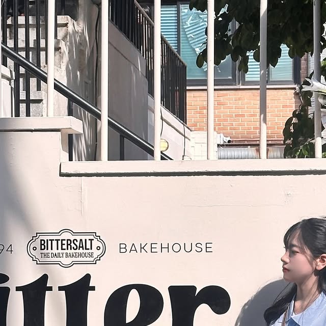 윤미 on Instagram: "#광고 
후들후들 쿨니트 입고 석촌 나들이~🩵

색감도 이쁘고 여름반팔은 소재가 젤 중요한데
재질도 부드럽고 너무 가볍!
시원하고 구김 없는게 젤 좋다☁️
동양인 체질에 맞춰 만들어서 그런지 착붙🫧
,
,
,
,
#아이러니포르노화이트라인 #아이러니포르노 #ironyporno #ironypornowhitrline #남여공용 #니트 #반팔니트 #여름니트 #knit #니트추천"