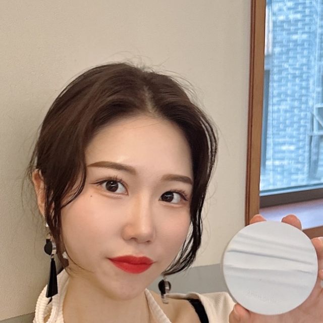 𝒮.𝐻𝑒𝑒 on Instagram: "#협찬

에이프릴스킨 글로잉매트쿠션💙

완전 인생 쿠션 찾았습니다…!
글로잉 피부표현과 매트의 촘촘한 
한겹커버까지 가능하고 매끈 블러 스킨에 
이슬광 한 방울 더한 처음 경험하는 
신개념 텍스처💙
오직 수분만 채워주니까 겉보속촉, 
들뜸과 기름짐 없이 이슬광만 UP 된답니다!

이슬광 비드를 머금은 블러 파우더가 피부 
사이사이 얇게 초밀착되어 들뜸없이 본래 
좋은 피부처럼 스며들듯 커버해준답니다!
특히 픽서로 고정한 듯 24시간 래스팅 첫 터치 
그대로 하루종일 예쁜 피부 표현이 가능해서
너무 좋았어요💙

명품 베이스 에이프릴스킨 최초 제작, 
신개념 텍스처 “이너 글로우 매커니즘”
피부에 얇게 밀착되는 제형으로 
글로잉한 피부표현과 매트의 픽싱력이 
돋보이는 쿠션으로 넓은 컬러 차트로 
내 피부에 딱 맞는 컬러감 PICK 할 수 있어요!
들뜸없이 한겹으로 밀착되어 피부가 편안한 
타입의 화잘먹 카밍쿠션 (스킨케어 성분54%)
저는 홍조랑 모공, 잡티가 심한데 
커버가 너무 잘되서 좋았어요!
그리고 키링고리가 있어 쿠션꾸미는
재미가 있었답니다💙

.

.

.

.

#에이프릴스킨 #글로잉매트쿠션 #글로잉매트 #한겹쿠션
#화장품추천 #쿠션추천"