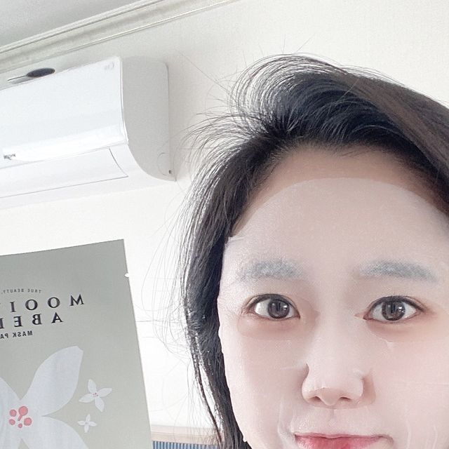 성해니 on Instagram: "#협찬 더코스랩 모이베라 아벨리오 마스크팩🎶

한국 자연에서 얻은 미선나무 추출액으로 만든 모이베라 아벨리오 마스크팩😊

수분감과 진정 효과가 좋다고 해서 사용해봤는데요💧

확실히 사용했을 때 시원한 느낌이 들었고 15분 정도 붙인 뒤 떼어내니 예민했던 부분도 많이 진정되고 피부가 왕촉촉해졌어요❣️

민감하거나 건조한 피부에 고민이 있으신 분
피로한 피부에 수분이 필요한 분들께 추천드려요🎁

#모이베라 #아벨리오마스크팩 #미선나무 #수분충전 #피부진정 #K뷰티"