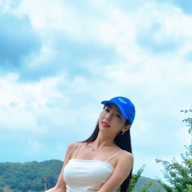 정인희 아나운서 on Instagram: "#광고 모든 객실이 마운틴 뷰, 해돋이 뷰! 🏕
@rhino_glamping @rhinoglamping

강원도 평창 해발 780미터 청정지역에 위치한 럭셔리 글램핑장 '코뿔소 글램핑'에 가족들과 휴가 다녀왔어요!

깊은 산속이라 전국 폭염일때 이곳은 에어컨을 안켜도 시원한게 큰 장점이였어요! 글램핑 제일 큰 규모의 코뿔소 객실에 묵었는데 히노끼탕, 침대, 냉장고, 에어컨, tv, 화장대, 좌욕기구,부엌에🪅
화장실까지 에어컨이 설치 되어 있어서 정말 깔끔하고 쾌적하게 이용했어요 

수영장에 미끄럼틀, 보트, 놀이기구, 물총 등이 있어서 아이동반 가족들이 놀기 최적이고, 수영 후 객실 히노끼탕에서 산멍하며 온천 마무리💦 사장님이 키우시는 텃밭에서 깻잎, 고추, 양배추, 상추같은  채소를 아낌없이 주시고,  매점에는 무료로 이용할 수 있는 대형 게임기에, 드라이버까지 칠수 있는 골프존이 있어요 온갖 오락시설이 갖춰져 있어서 24시간이 모자라~🤸 🏊‍♀️⛳️🥅🕹🎮

코뿔소방은 정돈진 썬크루즈 호텔 모양을 닮아서 규모가 엄청 났는데, 사장님 꿈이 국내 최대시설의 글램핑장을 짖고 싶으셔서 만든 객실이라고 해요. 맑은 날은 밤하늘 수놓은 별똥별도 볼수 있는 럭셔리 글램핑장 에서 못 잊을 추억 남기세요🌙 

#코뿔소글램핑 #강원도글램핑"