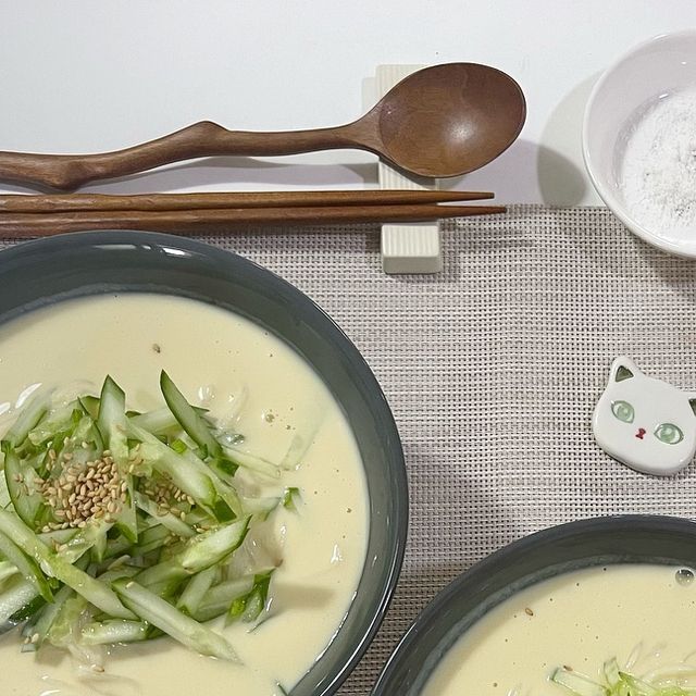 홈베이킹 집밥 육아 째아윤맘 on Instagram: "오늘의 #협찬 
-
오이올린 콩국수 총각김치 
아윤원픽 소면
-
오늘은 경상두부에서
진한콩물2L, 생소면, 도토리묵을 보내주셨어요! 
-
경상두부 진한콩물은요 !👀

✔️ 100% 국내산 백태를 진하게 갈았다! 
✔️ 매일 소량씩 제조해 보다 건강하게! 
✔️ 진한콩물 2L기준 4~5인분으로 넉넉한양!
✔️ 콩을 직접키워 만든 콩국물과 두부! 
✔️ 현대백화점에서도 판매하는 맛있는콩물

이전밥상!  콩국수인데요! 
더운여름 요리하기 귀찮을때 딱! 추천드려요

[ 울님들 콩국수 설탕? 소금? 어떤거 넣어드세요😊 ]

저는 설탕+소금파 ! 
요기요기 경상두부 진한콩물은 콩국이 얼마나 꼬~소한지
국물만 먹어도 맛있더라구요 ˃̶᷄‧̫ ˂̶᷅๑
콩국수에 넣어먹으라고 땅콩분태도 보내주셨는데
다 먹고나서 기억한거있죠.. 나참😞

다욧에도 좋을꺼같은 진~한 콩국물에 소면을 삶아서
콩국수 해먹으면 이번여름이 두렵지않네요!💗
울님들 이번주는 션~하게 콩국수 어떠신가요! 

-
울님들 주말 잘 보내셨나용! 
저는 요즘 뭘 한게없는데 정신이없고 두통이오고,,
집콕하다가 텃밭가서 밭일하고 드러누웠다가
아윤이랑 시간보내고 키카갔다가 학원갔다가 외식하고
더운날엔 쳐지는 저라 정신없네요 아주그냥😱

오늘도 고생하셨어요~
맛있는거 많이드시고 행복한저녁 되셔용 !

💌제품문의는 검색창에 ❝ 경상두부 ❞ 를 검색해주세요❤︎
https://smartstore.naver.com/coldpress/products/629354863

#광고 #콩물 #콩국물 #콩국 #진한콩물 #무첨가콩물 #서리태콩물 #국산콩물 #콩국수 #경상두부 #현대백화점콩물"