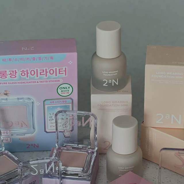 셀라 on Instagram: "#광고 
✅8월 신제품을 안쟁일수가 없는 2aN 영롱한 컬러
1. 롱 웨어링 파운데이션 미니
-19호 페일베이지 : 밝은 피부톤에 단품으로 쓰기도 좋지만 20호와 호환이 좋아서 섞어서 내 피부톤에 맞게 믹스하기를 추천
-20호 복숭아 : 웨딩 👰‍♀️메이크업처럼 하고 싶다면 무조건 섞어줘야 하는 색상!! 오늘의 신부가 될수 있음!
-21호 아이보리 : 평소 21호가 쓰기에 가장 적절하고 쿨톤 웜톤 구분없이 사용 가능한 색상이에요.

2. 퓨어 글래시 하이라이터
-슈가베일 : 제일 실버느낌이 강해서 😎여름에 쓰기 가장 좋고 시원한 느낌이 낭낭함.
-클리어 : 쿨톤보다는 웜톤 분들에게 어울릴 하이하이터로 러블리함 💕 뿜뿜!!
-프로스티 : 웜쿨 상관 없이 사용 가능! 내가 웜인지 쿨인지 모르겠다!!?? 프로스티로 가면 실패 없어요. 

3. 듀얼 치크
- 핑크텐션 : 쿨! 한번에 발색력이 난리나요. 생기돋움 😘끝판왕
- 핑크페탈 : 웜! 은은함으로 승부보기 가능!! 여리여리함 🙃끝판왕

4. 글레이즈 바운싱 틴트
- 05 버블리: 핑크톤의 여리함과 러블리함, 그리고 적당한 글로시함으로 촉촉한 입술로💋 좀더 통통한 입술처럼 사기칠수 있어요. 
- 08 로즈 문: 웜쿨 모두 가능. 색감이 좀 더 오래 지속되서 나는 뭐만 발라도 색이 다 날아간다? 한다면 로즈 문 😘추천!!
- 11 피치 에이드: 웜톤에게 좀더 잘어울릴 색상으로 어떤 립스틱과도 모두 호환가능한 레이어링하기 가장 좋은 베이직한 컬러

5. 베러 미 아이팔레트
- 02 페어리: 아 이건 그냥… 사세요 증멜루… 
이미 빵꾸템으로 두통 썼을만큼 색상별로 쟁이고 쓰는 아묻따템!! 채도와 발색력 지속력 어느 하나 빠지는게 없는 아이팔레트입니다. 요정이 될수 있음. 청순 가련 여주인공으로 속이기 가능 입니다!!

#올영픽#올리브영추천템#올영필수템#러브버블컬렉션#롱웨어링파운데이션미니#컬러플레이듀얼라이너"