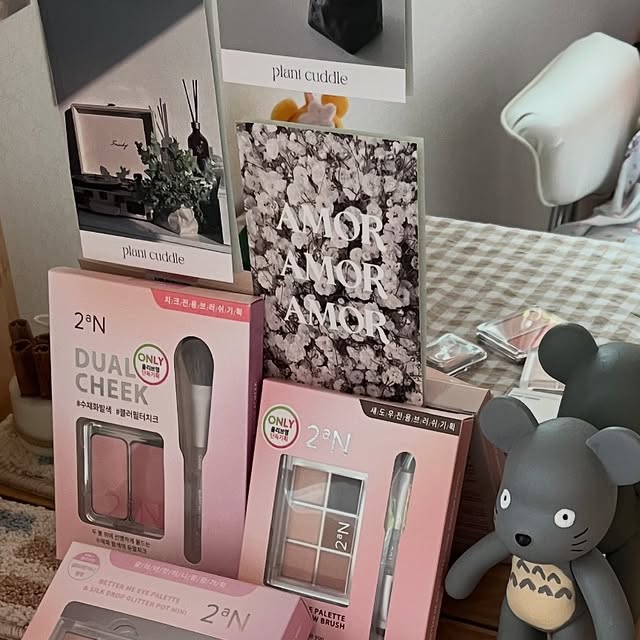 SOHEE 소희 on Instagram: "#광고 날씨가 요즘 풀려서 여기저기 놀러다니는데 요즘 잘 쓰고 있는 투에이엔 블루밍가든 !! 섀도우, 치크, 하이라이터, 틴트 다 잘 쓰고 있답니다 ღ’ᴗ‘ღ 섀도우