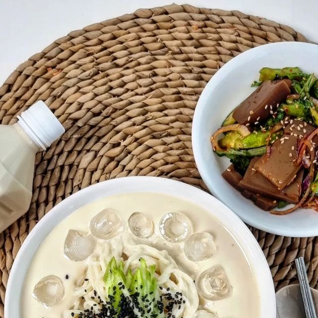 𝒗𝒐𝒗𝒐 𝒎𝒐𝒎💗 on Instagram: "#광고

여름하면 떠오르는 음식
콩국수를 빼놓을 수 없죠~~

진~~하게 갈아 진~~하게 담은 
콩물입니다🫛
먹으면서 대박 대박 연신 외쳤다는🤭

콩국물이 진하니 콩국수가 절로
담백하고 고소해서 국물 한방울 
남기지 않고 끝냈네요

경상두부의 미가 진한 콩물은 설탕과 소금마져
넣지 않은 무첨가 콩물에 농도가 아주 진해
물또는 얼음을 넣어서 먹어도 좋아요

100% 국내산 콩과, 100% 당일 생산, 당일배송이라
먹는 이도 속이 편안합니다.

콩국수 외에도 식사대용 콩물, 샐러드 드레싱, 
구수한 찌개육수로도 활용하기 좋아요

이외에도 경상두부, 도토리묵 등 맛있는거
여기 다 있네요!
건강 생각한다면 맛있고 건강한 콩단백 많이 드세요

📍판매처는 쇼핑몰과 현대백화점에서도 
판매하고 있습니다
 https://smartstore.naver.com/coldpress/products/629354863

#콩물 #콩국물 #콩국 #진한콩물 #무첨가콩물 #서리태콩물
#국산콩물 #콩국수 #경상두부 #현대백화점콩물 #먹스타그램"