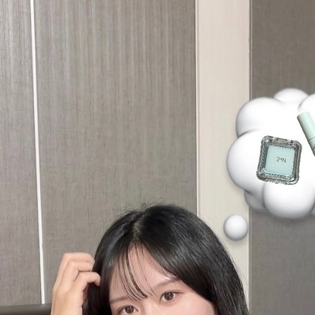 명희 on Instagram: "자연스러운 하이라이터에 틴트는 사랑이야..♡ 고데기 하다가 어깨에 화상입은 슬픈 사람(´°̥̥̥̥̥̥̥̥ω°̥̥̥̥̥̥̥̥｀) . . . #광고 #무신사 #투에이엔 #투에이엔