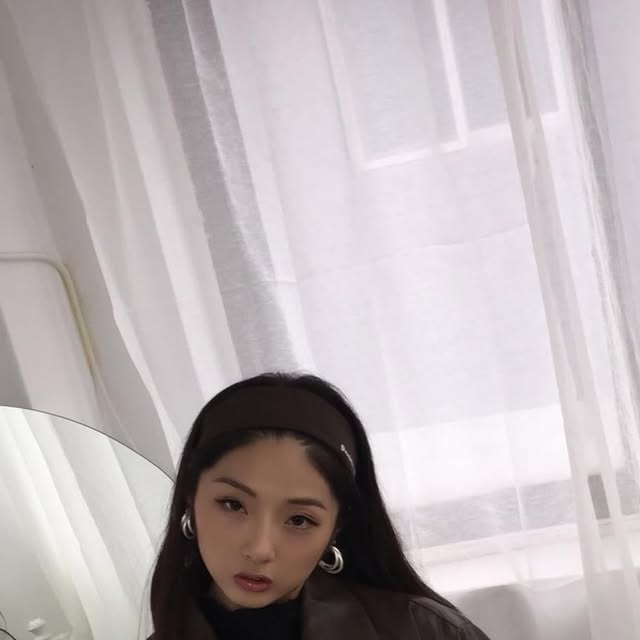 이가효 on Instagram: "#유료광고 @1rony9orno_official 
이제 가을옷 챙겨놔줄게.
🧥싱글 카라넥 레더 자켓
🟡브라운 S Size 
🤎데일리룩에 딱 맞는 겉옷 ! 
포이트는 @gucci 💼  @mcmworldwide 
그리고 헤어밴드 @positiveme.official 

#재품제공#아이러니포르노화이트라인 #IRONYPORNOWHITELINE #남여공용자켓 #자켓 #레더자켓 #스웨이드자켓 #아우터 #레더 #데일리룩 #자켓추천 #JACKET #LEATHERJACKET #SUEDEJACKET#패션협찬#광고모델#운동소통#공구예고#언더웨어모델"