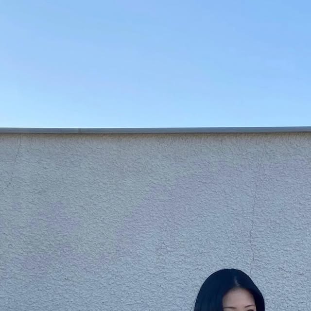 yyee.oonn on Instagram: "#협찬 살짝쿵 날씨 풀려서 입어본 비바브라운 후드체크셔츠 🖤🤍 남녀 모두 커버 가능한 넉넉한 사이즈에 커다란 후드가 포인트인 후드체크셔츠에요 레이어드도 가능