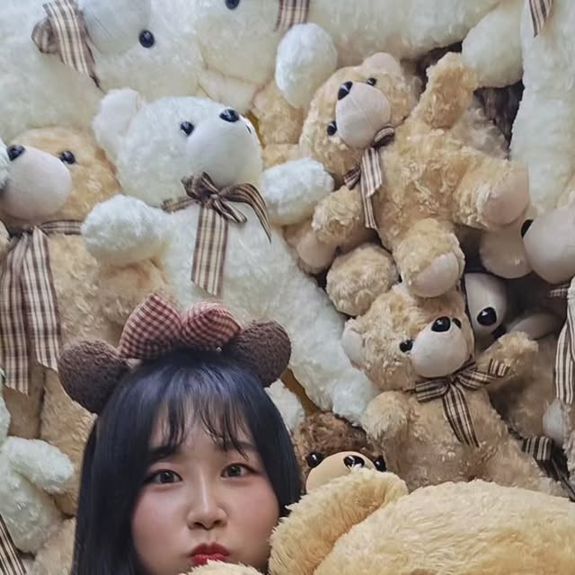 ɴᴀʜʏᴇᴏɴ  on Instagram: "#광고
요즘 파우치 속 색조는 #투에이엔 이 가득차 있는데
#봄웜라 #여쿨라 모두 잘 어울릴 수 있는 색조왕국인 #2aN
은은하면서도 광채를 살려주는 듀얼치크는 빠질 수 없는 #올영추천 💕
#블루밍가든 #봄웜 #듀얼치크 #하이라이터"