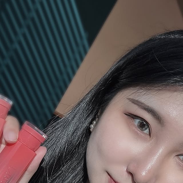 전 윤희 on Instagram: "#광고 은은하면서 탱글한 광으로 얼굴에 생기를 가득 넣어주는 틴트를 소개 할께요💄

사탕을 머금은 듯 탱글한 광으로 생기있게 차오르는 투에이엔 글레이즈 바운싱 틴트랍니다 디자인도 예쁘도 색도 다양해서 웜톤,쿨톤 모두에게 찰떡 일 것 같아요💓

저는 1,4호를 섞어서 발랐는데 데일리로 사용하기에도 좋아서 손이 자주 가는 조합이랍니다✨

#투에이엔 #글레이즈바운싱틴트 #캔디광 #탱글광 #마일드플럼핑 #맑은틴트 #올영추천 #틴트추천"
