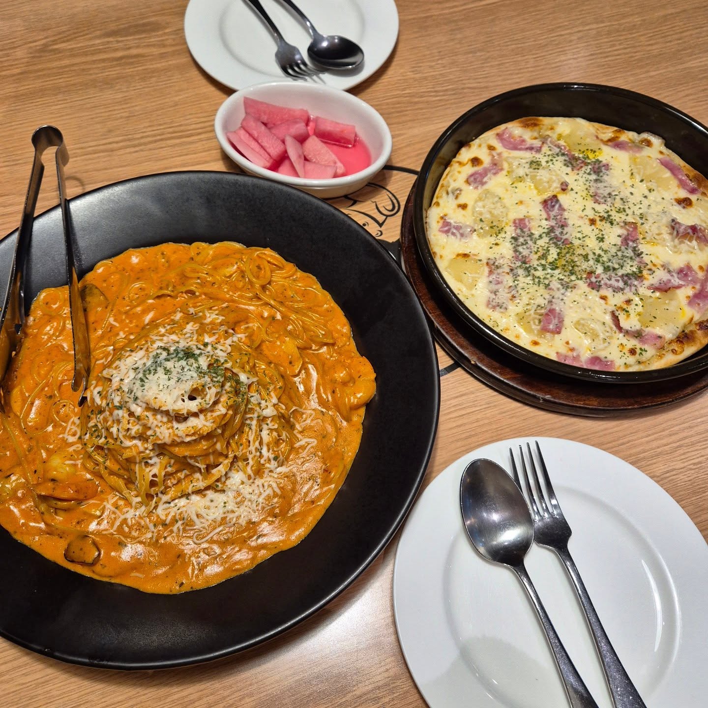 #협찬 청주 분평동 몽뜨레셰프 🍝🍕
분위기부터 맛까지 다 잡은 곳 😍
먼저 먹은 로제 새우살 스파게티는 토마토소스랑 크림소스가 완벽하게 섞여서
부드럽고 새콤한 맛이 최고였어요!!
진정한 로제크림안에 통통한 새우살이 팡팡 터지는데, 이건 무조건 재주문 각! 🦐💕
치즈 좋아하시는 분은 떠먹는 피자도 꼭 드세요!!
쫄깃한 치즈가 입안 가득~~
떠먹는 갈릭 스노윙 피자는 진짜 신세계!!
치즈랑 갈릭 향이 조화로워서 한 입 먹을 때마다 감탄했답니다ㅎㅎ
✔️여긴 공간도 넓어서 모임 장소로 딱이고,
✔️데이트 하기도 굿
✔️ 가족 외식으로도 많이 찾으시더라고요
✔️한 메뉴 시키면 양이 정말 푸짐해서
여러명이 와서 다양하게 즐기는 것 추천해요🌟
직원분들도 친절해서 기분 좋게 식사했어요>_<
😊 다음엔 다른 메뉴도 도전해볼 예정!
청주에서 분위기 좋은 양식 맛집 찾는다면 강추합니다!
#청주맛집 #분평동맛집 #몽뜨레셰프 #로제파스타 #떠먹는피자