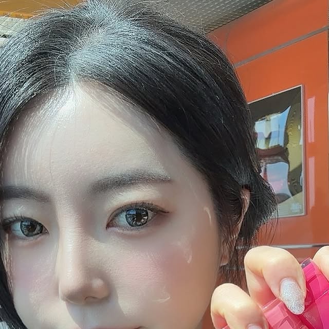 기록하는 😌 뽀용 on Instagram: "#광고 2an 립까지 잘한다고? 🤫

@2an_official

요즘 손이 잘가는 물방울떡 립 💧✨

2an 섀도우, 하이라이터, 블러셔 워낙 잘해서 립 출시되었을 때

기대 많이 했는데… 역시! 🫶 광이 넘 예쁘게 올라오는 글로우립이에요! 🌟

누구나 사용해도 예쁠 맑고 소프트, 발랄한 컬러 위주의 10 color 🎨

웜톤, 쿨톤, 뉴트럴톤으로 나눠져 있어 나만의 틴트 찾기 딱 좋아요! 😎

오늘은 03, 04, 09 컬러 믹스해서 사용했는데 제 맘에 쏙! 💖

어떤 조합이든 맑고 베이스로 바르기 예쁜 컬러! 🥰

1호~3호는 누디한 색감으로 베이스 활용도 최고자낭

4호~10호는 선명한 컬러로 단독 포인트 주기 딱! 

색상별로 봄에 자주 손이 갈 것 같아요! 🌸

#2an립 
#글로우립 
#봄메이크업 
#투에이엔
#글레이즈바운싱틴트
#캔디광
#탱글광
#마일드플럼핑
#맑은틴트
#올영추천
#틴트추천
#2aN"