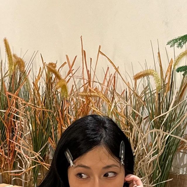 아 현(𝘼 𝙝𝙮𝙪𝙣 𝙎𝙝𝙞𝙣) on Instagram: "#광고 @aprilskin_korea
찰떡같이 붙어서 수분 유지력 극대화 시켜주고
잡티 흔적 싸-악 말끔하게 지워주는
모찌토너 💓모찌 스킨팩화장솜

팩토에 미친자...🤗

핑크 알로에가 80% 함유 !
귀하디 귀한, 핑크 알로에를 통째로 넣은
진정한 진정&미백 토너

저자극 테스트 완료💯
비타 토너와 모찌 화장솜을 함께 사용하면
토너의 유효 성분을 그대로 전달하여 흔적 케어는 물론
미백에 아주아주 효과적이랍니다˃̵͈̑ᴗ˂̵͈̑

-뾰족캡으로 흐르지 않고 양조절이 쉬워요 !
-홈케어로 미백케어를 집에서도 쉽고 간편하게 !
-얼굴형에 따라 원하는대로 편하게 커스텀해서 사용 가능 !

지금 공식몰에서는 
💕핑크 알로에 비타토너 구매 시 모찌 스킨팩 화장솜을
증정 해드리고 있어요💕

피부 뒤집어졌을때 급하게 진정시키기 위한 필수 토너가 될
에이프릴스킨의 비타 토너 꼭 만나보시길 바래요◟(๑•͈ᴗ•͈)◞

#저자극토너#진정토너#데일리토너#토너추천#에이프릴스킨#핑크알로에비타토너#스킨팩#토너팩#모찌스킨팩화장솜#미백토너#미백케어#톤업토너#트러블"