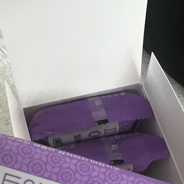 당근마미 가빈 | 외동맘 딸맘🧚‍♀️ on Instagram: "#광고
#파이토알엑스이뮨빌베리

빌베리는 항산화기능이 뛰어난 작은 열매예요🍇
생김새는 블루베리와 비슷하게 생겼는데
풍부한 항산화물질인 안토시아닌을 함유하고 있답니다🙌
그래서 빌베리는 노화방지 및 만성질환 예방에도
도움을 줄 수 있어요✊
빌베리는 눈의 피로를 줄이고
눈의 건조함을 개선하는데 도움을 된다고 해요👀

100년의 노하우가 있는 이탈리아의 믿을 수 있는
원료사 indena의 빌베리열매 100% 추출분말이 함유되어있어요👍

한 포당 빌베리추출물 함량이 100mg이라
하루 한 포로 충분하게 눈건강관리를 할 수 있답니다👏👏
면역강화에 도움이 되는 저분자 베타글루칸성분도
한 포당 200mg 함유되어있어
눈건강과 면역건강을 한 포로 챙길 수 있어요☝

블루베리추출물도 함유되어있어
새콤하고 달달한 맛있는 맛이 나요😋
그냥 입에 털어먹어도 맛있고 물에 타 먹어도 맛있어요😆

너무 큰 정제는 물과 함께 삼킬 때
목에 걸려있는 느낌이 날 때가 있는데
파이토알엑스 이뮨 빌베리는 고운 분말타입이라
부담없이 털어먹을 수 있어서 좋아요😍

@pharmabros_official 
감사합니다💜

#빌베리효능 #빌베리영양제추천 #빌베리파우더 #약들약빌베리 #이뮨빌베리 #빌베리루테인"