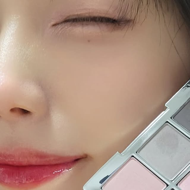 올 on Instagram: "#광고 투에이엔 신제품 덕분에 오늘 메이크업도 성공적! 피부 표현부터 컬러까지 완벽 그 자체예요. ✔ 가볍고 부드러운 텍스처로 들뜸 없이 착! ✔ 한 번의 터치로 선명한 발