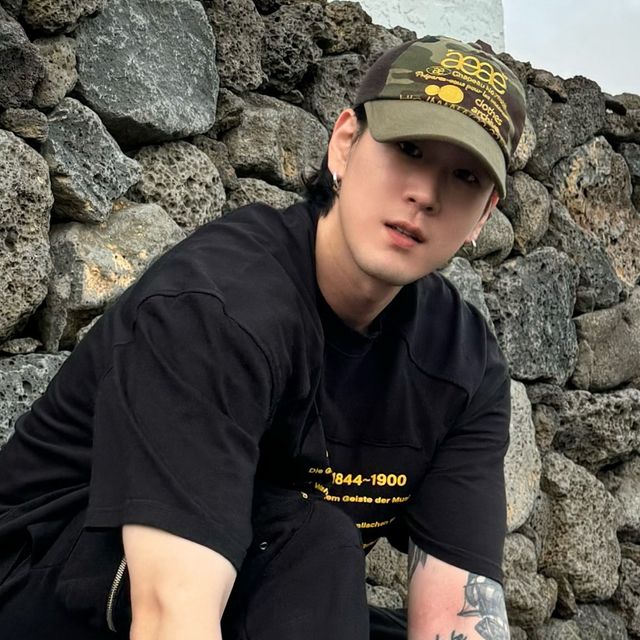 Pino1992 on Instagram: "저와 비슷한 나이 또래라면 디아도라 로고를 보고 강력한 노스탤지어를 느낄 거라고 생각해요 @diadora_korea 항상 곁에 있었지만 들을 때마다 새삼 감회가 새로운 클래식같