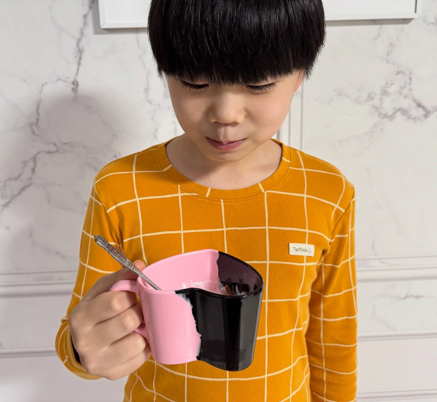 #협찬 
에웨이큰센스 하프하트머그컵
awakensenses_official 

요즘 들어서 머그컵에 관심이 생겨 찾아보다가 하트머그컵이 보이길래 너무 이뻐서 하나 구매했어요
제가 요거트를 즐겨 먹어서 담아 먹을게 필요했어요
그래서 바로 구매했고흔치않은 디자인이라 계절 상관없이 사용할 수 있어요
하트머그컵은 이 컵만 있는데 아니라 디자인이 비슷한 제품들이 많이 있어서 많이 탐나더라고요
사이즈도 적당해서 좋고 용량이 250에서260ml여서 좋아요
블랙,핑크의 조합이 너무 좋더라고요
다양하게 사용할 수 있어서 좋은것 같고 아이들도 사용하기 너무 괜찮을것 같아요
세트로도 판매하고 단품으로도 판매하고 있어서 나중에 다른 제품도 구매해야겠네요
너무 추천드리는 제품이에요

#어웨이큰센스 #하프하트머그컵 #머그컵 #컵