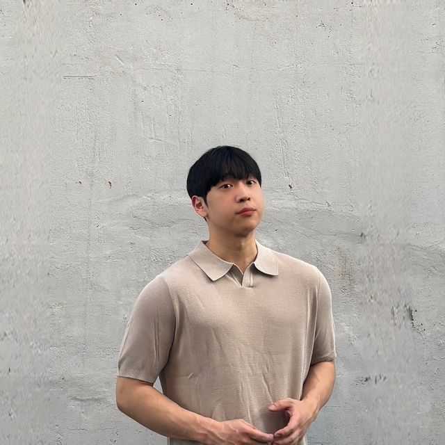 170 옷장 on Instagram: "#광고 @1rony9orno_official 에서 [쿨니트] 썸머 카라 니트 반팔를 제공 받았습니다

깔끔한 미니멀룩으로🖤

오픈카라 형태라 편안하고 통기성이 좋아 여름에도 입기 좋은 니트입니다👍🏻👍🏻

top : @1rony9orno_official 
bottom : @costumeoclock 
shoes : @embmakers 

#아이러니포르노#아이러니포르노화이트라인#니트#KNIT#카라니트#여름니트 #미니멀룩 #남친룩 #데이트코디 #패션계정맞팔"