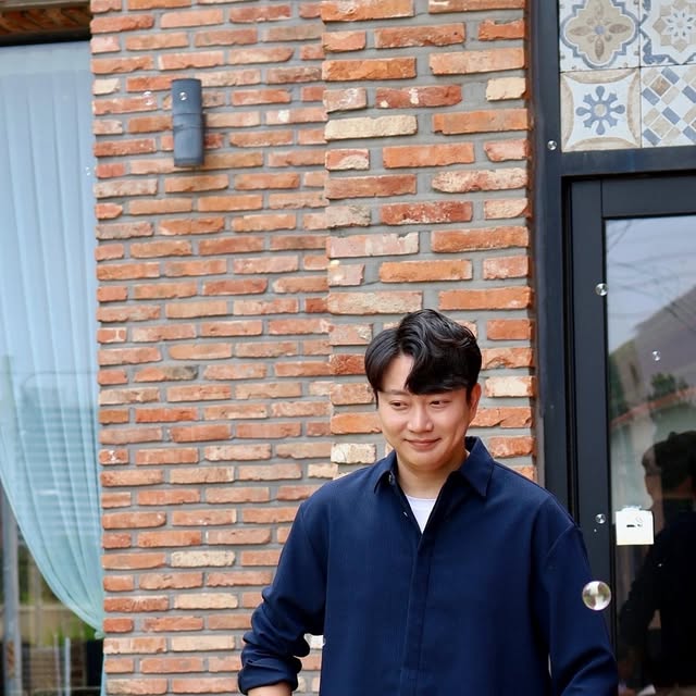 패션 블로거 가이던스 | 패션계정 on Instagram: "#광고 👟발편한 신발 브랜드 르무통 신상 #업 론칭
@lemouton_shoes 

✔️하루 종일 신어도 부담 없는 편안한 착화감 그리고 심플하지만 세련된 디자인으로 다양한 TPO에 자연스럽게 어울리는 신상 르무통 슈즈 업을 소개합니다.

🍃 183cm 77kg 270사이즈 신었는데요 정사이즈 착용시 잘 맞습니다. 활동이 많은 날에도 발에 무리가 가지 않도록 설계된 쿠션감이 인상적이며, 오랜 시간 착용해도 편안함이 유지됩니다. 발이 정말 편햇요👍🏻 저는 네이비컬러를 선택했는데요~ 사진 속 착장처럼 비즈니스 출근룩에도 포멀하면서 캐쥬얼하게 코디 가능하며, 출근룩, 데이트룩, 여행룩 모두에 활용 가능한 포멀하면서도 여유 있는 분위기를 연출할 수 있습니다. 

✨군더더기 없이 깔끔한 실루엣은 커플룩, 패밀리룩 등 다양한 상황에 자연스럽게 어울리며, 도심 속 사무실은 물론 주말의 한적한 산책길까지 폭넓게 활용할 수 있습니다. 뉴트럴 컬러 라인업(그레이, 브라운, 블랙, 블루, 아이보리)으로 코디 쉬워요🔥

📌 르무통만의 핵심 포인트📌
하루 종일 신어도 편안한 쿠션감
심플한 디자인으로 어떤 착장에도 잘 어울림
비즈니스룩, 출근룩, 데일리룩 모두에 적합
교환 및 사이즈 교환 무료 서비스 제공

르무통 25 신상 스니커즈 업 이거 완전물건인데요👍🏻 데일리신발로 손이 자주갈것 같습니다.
강력추천드려요:)

https://lemouton.co.kr/product/detail.html?product_no=277&cate_no=153&display_group=1

#르무통 #LeMouton #일상속편안함 #발편한운동화 #데일리슈즈 #남친룩 #출근룩코디 #비즈니스캐주얼 #출근코디 #데이트룩 #오피스룩 #커플룩코디 #여행코디 #OOTD #데일리룩 #업"