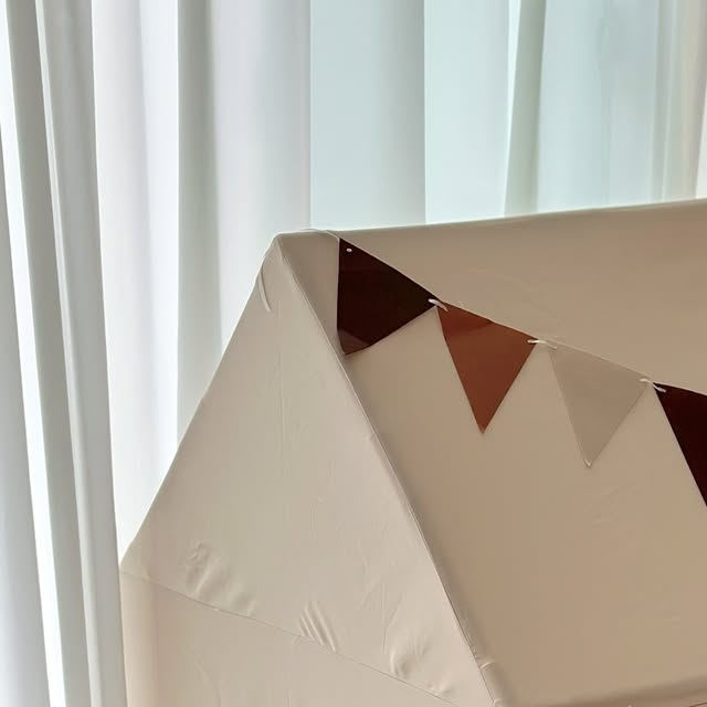 아현 on Instagram‎: "⛺️
#gift x @bonbonhome.kr

아혀니의 아늑한 공간을 만들어줬어요⛺️

감성적인 색감에 인테리어를 해치지 않고
높은 천장으로 답답하지 않아요⋆｡·

양쪽에 창이 있어 
가끔 까꿍놀이를 해주고ꔛ

요즘 엄마는 귀여운 공간에 
함께 들어가 누워서 육아중ࠅ ヲ"‎