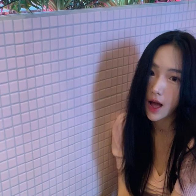송히누 on Instagram: "# 광고 나두 이제 내 발에 맞는 슬리퍼 !! 

교정과 치료 목적으로 디자인된 슬리퍼라서 평소 오래 걸으면 족저근막염 때문에 힘들었었는데 너무 행복하게 바다 구경하구 왔어요 🌊🩴

#족저근막염슬리퍼
#평발슬리퍼
#쿠션실내화
#쿠션슬리퍼
#족저근막염실내화
#어글리슬리퍼
#쿠션거실화
#평발실내화
#EVA슬리퍼
#EVA실내화
#푹신한슬리퍼
#여성슬리퍼
#사무실슬리퍼
#여성실내화
#회사실내화
#회사슬리퍼"