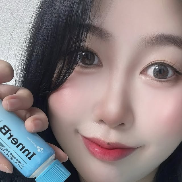 아야 𝑨𝒚𝒂 ◡̈ on Instagram: "#협찬 #광고 🩵 이너비 아쿠아 앰플 🩵 요즘 건조는 왜 더 심하게 느껴질까효 😢 꼭 차가운 날씨가 아니더라도 냉방기나 난방기를 많이 틀거나, 자외선에 노