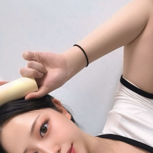 민주 on Instagram: "#협찬 @not4u_korea 

웜톤 퍼스널 톤업 바디 미스트 💫

자연스럽고 예쁘게 끼임없이 톤업되는 바디미스트에요 !

웜톤 맞춤 컬러, 미백 기능성 인증, 촉촉한 텍스처, 360도 안개분사까지!

NOT4U만의 톤핏 화이트 콤플렉스로 웜톤 피부를 더 화사하게! 티타늄디옥사이드와 징크옥사이드가 함유되어 있어요✨

단 1회 사용으로 즉각적인 톤업, 24시간 지속 테스트 완료
8종 히알루론산 3종 아미노산 6종 미네랄 함유로 촉촉하게 사용 가능✨

피부 미백의 핵심 NOT4U 그리나치온 화이트닝엔 글루타치온과 나이아신 아마이드, 5가지 자연유래 성분으로 뿌릴수록 밝게 표현✨

퍼스널 톤업 바디 미스트는 이탈리아 'V-LABEL'에서 비건 인증을 받은 제품이에요 동물 유래 원료를 전혀 사용하지 않아 안전하게 사용할 수 있고 민감성 피부도 안전하게✨

피부 평균 반응도 0.00, "무자극 판정"을 받은 제품이라 안심하고 사용할 수 있겠죠 🫧

거뭇거뭇한 착색 부위나 탄자국으로 고민하시는 분들께 추천드려요🫧

기존 톤업 제품을 사용 할때 부자연스럽게 올라가는 톤업으로인해 불편했는데 이 제품은 웜톤 맞춤 컬러라 자연스럽고 예쁘게 끼임없이 톤업되서 아주 만족하면서 사용하고 있어요 제품이 생각보다 사용하기 간편하고 편리한게 큰 장점인거 같아요 🫧

자연스러운 톤업 미스트 찾으시는 분들 웜톤 퍼스널 톤업 바디 미스트 강추 드립니다 ✨

#협찬 #낫포유 #낫포유퍼스널톤업바디미스트 #낫포유바디미스트 #바디톤업크림 #톤업스프레이 #바디톤업 #프로필 #프로필스튜디오"