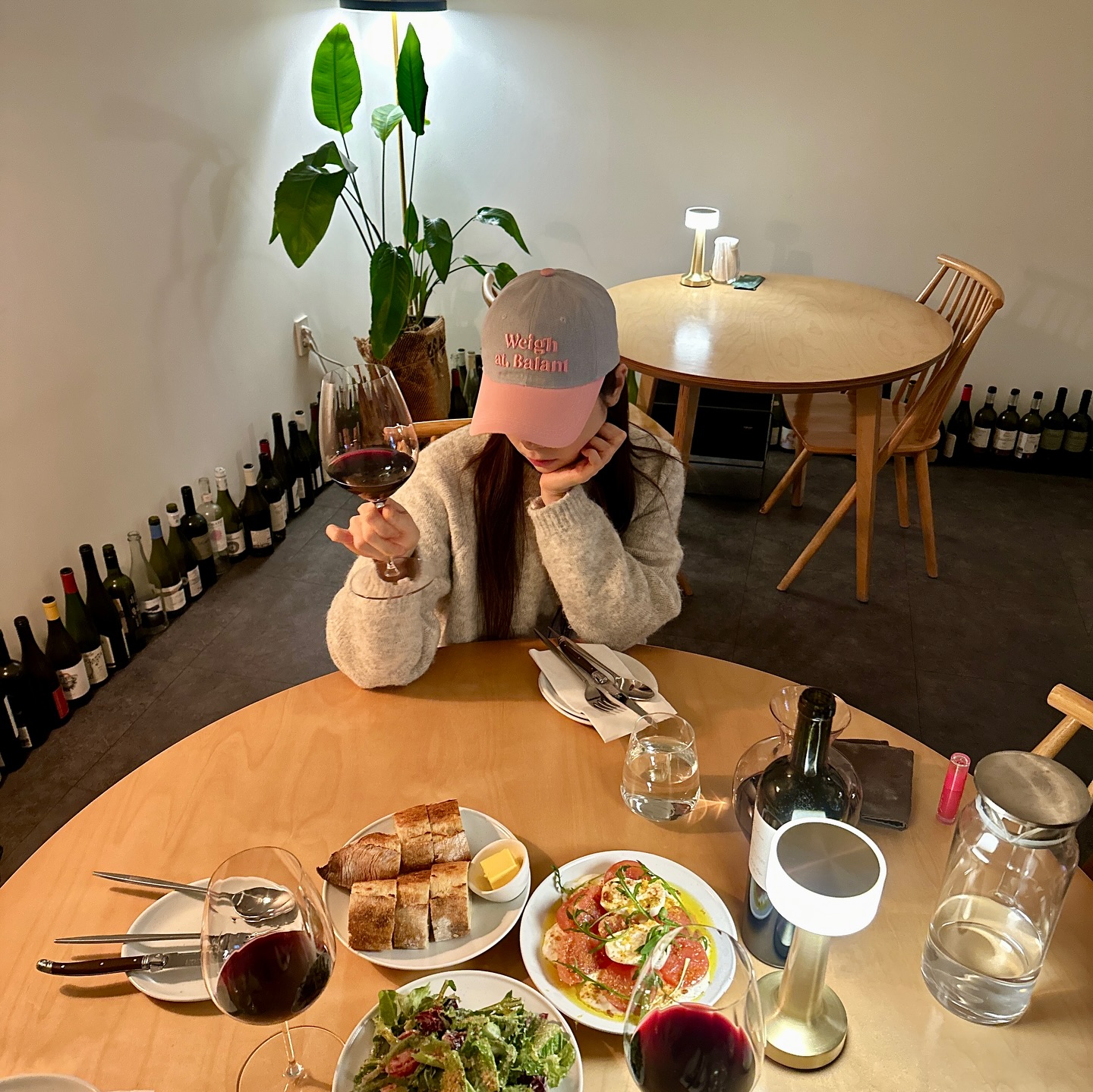 20년지기들이랑 점심부터 만나서 하루에 4차까지 징하게도 먹은날 기록😆
진짜 모자 푹 눌러쓰고 편하고 맛있고 다 좋았던ㅋㅋㅋ🤭
후아 좋았다 명절연휴🤍

1. 여기 마이플레이스에 바로 저장! 취향저격 와인룸🖤
2. 웃참실패
3. 햇빛이 따사로와..이와중에 몽글한 엘리오티 니트 넘예쁘고✨
4. 토마토 치즈 조합 말모 사장님 와인 추천 말모 나중엔 메뉴판에 없던 메뉴도 만들어쥬심 ❣️
5.6. 배불러도 계속 먹음 그냥 진짜 계속 먹음🤭
7.8. 한적하고 프라이빗한 예쁜공간 수다떨기 제격🫶🏻
9.10. 옛날통닭에 병맥주 맛도리조합 못참찌

📌 코디정보
니트 ellioti_official 
모자 balant12_official 

피드속 엘리오티 보카시크루넥스웨터는 프로필 링크 에서 최저가로 구매가능하세요🖤