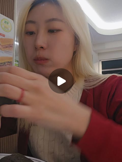 노희재   ROH HEE JAE on Instagram: "#광고

종로5가 두산아트센터 바로 앞에 있는 샌드위치 맛집,,,,🥪
혼자 두개 다 먹으려다가 큰일날것 같아서 겨우 멈췄다

공연 보러 가기 전에 여기서 하나 먹고 가면
중간에 배고파서 집중 안 될 일 절대 없음ㅎㅎㅎㅎ

스파이시치킨샌드위치랑 먹물트러플잠봉뵈르 먹었는데
개취로는 역시 트러플을 이길수는 없었다
치킨은 달달한 맛이라 레몬차랑 잘 어울리고
트러플은 짭짤해서 초당옥수수라떼랑 미친 조합♥︎

게다가 사장님들 센스가 대단하신게
티슈, 물티슈, 위생장갑, 핸드폰충전기 자리마다 각각 있는거 보고 깜놀...

종로에 와야 될 이유가 하나 늘었다😌❣️

스파이시 치킨샌드위치 7,100
먹물 트러플 잠봉뵈르 7,600
레몬차 3,500
초당옥수수라떼 4,800

#종로샌드위치 #어스샌드위치"