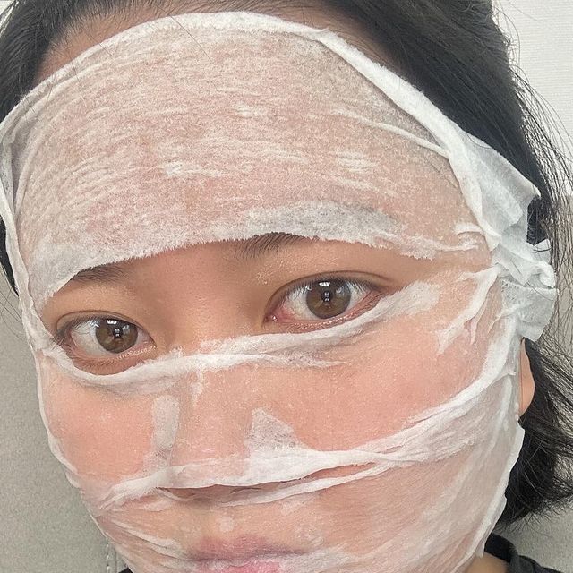 소련 on Instagram: "#광고
[에이프릴스킨] 핑크알로에 비타토너, 모찌 스킨팩 화장솜
-
-
피부 고민 제거함과 동시에 미백까지 가능한
핑크 알로에 비타 토너 그리고 모찌 스킨팩 화장솜

✔️핑크 알로에 비타토너
핑크 알로에를 통째로 넣어 트러블진정부터 미백까지 가능한데
알로에라고 생각해서 끈적거리는 제형일까 싶었지만,
끈적임없이 촉촉하게 남는 워터타입의 토너인데다
일반 토너들과는 다르게 특수캡이라 손에 닿지않아 위생적!
거기에 민감피부,여드름성 피부인 사람들에게도 적합.
⭐️특수캡=뾰족캡이라 양조절 쉬워 좋음.

✔️모찌 스킨팩 화장솜
원하는 만큼 쫀쫀하게 늘어나고 얼굴에 착 붙는,
수분 유지력이 극대화된 텐셀 원단으로 촉촉함이 유지되는데
화장솜에 내용물이 흡수되는것도 있겠지만
90%정도는 피부 속으로 그대로 흡수되는 듯이 한참 촉촉함
이 화장솜도 여드름성 피부도 민감피부도 사용 가능함!
⭐️사용해보니 내 얼굴형에 따라 늘려서 사용할 수 있어 좋음.

비싼돈 들이지않고 토너와 화장솜 조합으로 꾸준히 관리하면
홈케어로 쉽게 미백케어를 할 수 있는 스킨팩 너무 츄천!!
-
-
핑크알로에 비타토너 구매시! 모찌 스킨팩 화장솜을 증정하는데, 이 부분! 공식몰에서 확인 & 구매 가능해요! 

https://aprilskin.com/product/detail.html?product_no=1316

*트러블 : 피지, 요철, 유분, 화이트헤드, 블랙헤드, 잡티 흔적을 의미함

@aprilskin_korea
#광고 #@aprilskin_korea #저자극토너 #진정토너 #데일리토너 #토너추천 #에이프릴스킨 #핑크알로에비타토너 #스킨팩 #토너팩 #모찌스킨팩화장솜 #미백토너 #미백케어 #톤업토너 #트러블"
