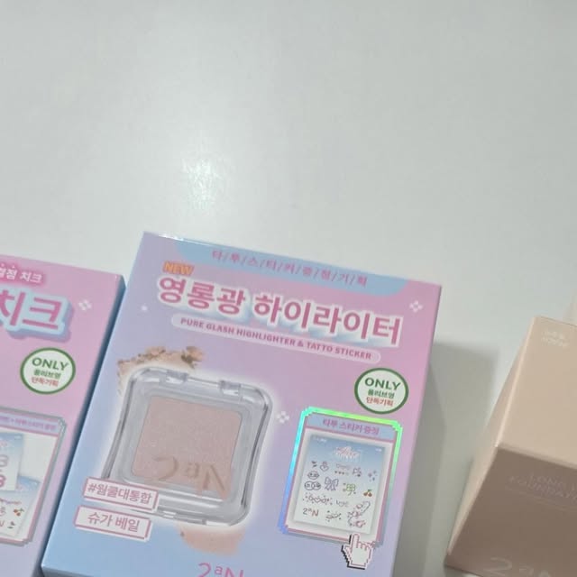 밤찌랑클램♡ on Instagram: "#협찬
투에이앤으로 생기발랄 해지기🩷

올리브영에서 예쁜 조합 추천받아 싹 털어왔어요!

⭐️롱 웨어링 파운데이션
미백, 주름개선, 자외선 차단 기능은 기본!
맑고 깨끗한 피부표현이 가능해요!
새로나온 복숭아 컬러는 올리브영에서만 만나볼 수 있어요😉

⭐️컬러플레이 듀얼라이너
5mm펄라이너 3mm음영라이너가 함께있어
훨씬 입체적이고 또렷하게 표현 가능해요!
총 5컬러나 있어서 맘에 쏙드는거 무조건 있음!

⭐️퓨어글래시 하이라이터
진짜 미친광 표현가능!
무려 13컬러로 하나만 고를 수 없다는게 단점ㅠ.ㅠ
습식 제형이라 모공, 요철 부각없이 매끈한 피부로 만들어드려요🤍

⭐️듀얼치크
운좋게 기획세트 겟!
헤어핀과 타투스티커까지 너무 좋자나🤍
생기발랄 치크 무조건이지🤍
듀얼치크는 심지어 17컬러! 컬러고민일땐 컬러차트도 보고 올영에서 예쁘게 발라보기!

⭐️미니 글레이즈 바운싱 틴트
미니는 왠지 더 갖고싶은..🤍
넘 작고 소즁해🤍
오리지널과 팁사이즈는 동일해서 탱글광은 그대로!
맑고 투명한 컬러와 플럼핑 효과도 있어요!

#올영픽 #올리브영추천템 #올영필수템 #러브버블컬렉션 #롱웨어링파운데이션미니 #컬러플레이듀얼라이너"