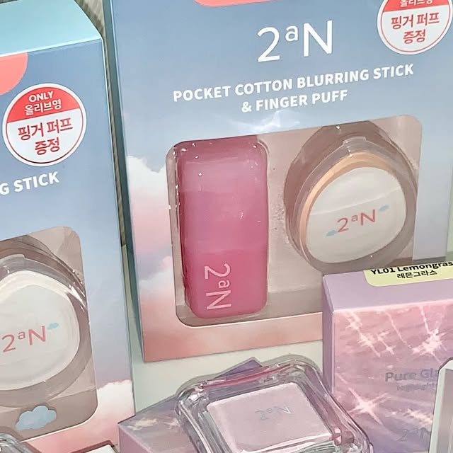 윤가현 on Instagram: "#광고 @2an_official 
투에이엔과 함께하는 화사한 봄 메이크업🤎
라이트, 브라이트 톤에게 찰떡처럼 예쁠 색감들이에요 !
특히나 포켓 코튼 블러링 스틱이 뽀얗고 화사한 메이크업을 완성시켜줘서 가장 맘에 들었던..🌷

저는 이렇게 조합했어요 !
🌷퓨어 글래시 하이라이트 핑크벨
🌷베러미 아이팔레트 11드리밍
🌷듀얼치크 14 러브,큐피드
🌷포켓 코튼 블러링 스틱 02 코튼피즈

지금 바로 올리브영에서 만나요 💗 ˖࣪｡･:*:･ﾟ★,｡･:*:･ﾟ☆ 

#광고#투에이엔#블루밍가든#올영추천#봄웜#봄웜라#듀얼치크#하이라이터#2aN"