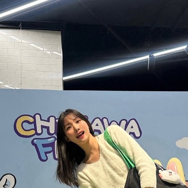 혜인 on Instagram: "#광고 세상에서 가장 chill한 chill이카와 팝업 ..🧊 콤팩트샵 딱두개 샀는데 원하는거 다뽑음 우하하 ~!~! 바지는 @standarderror_official 와이드한 핏으로 편하고 컬러감도 맘에들