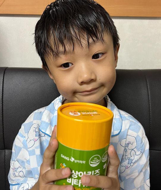 찌우찌우❤️ on Instagram: "#광고 찌우가 뱃속에 있을 때부터 먹었던것이 바로 유산균! 성장기 아이에게도 꼭 필요한 유산균인 #상아제약 #키즈비타유산균! 17종 혼합유산균과 비타민D가 함유
