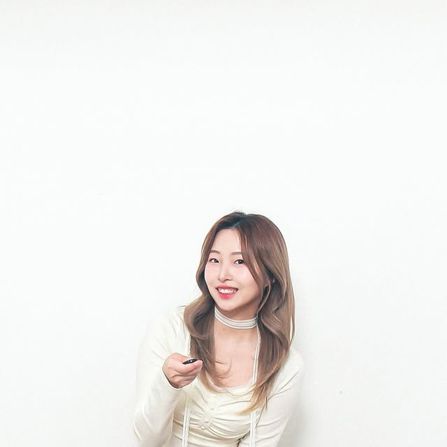 🎀💗 on Instagram: "#광고 오늘, 우리 사진관이 신촌에도 있다요🤗 2025년에도 동결된 업계 최저가에 자연 보정이 된 원본 전체 무료 제공까지❕❕ 극 I이 인데 스튜디오 촬영 고민이셨던 분들