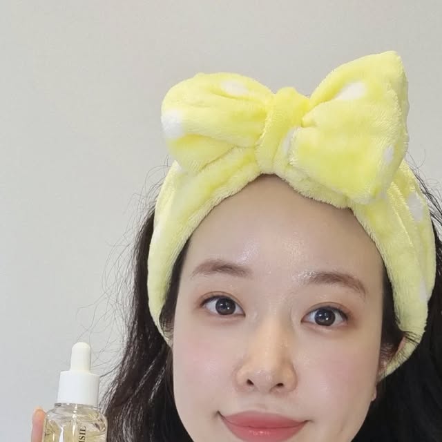 반진🍒 on Instagram: "#광고
솔직히 주름은 포기했었어요~ 나이 들면 당연히 생기는 거라고, 목주름이랑 팔자주름은 그냥 받아들여야 한다고 생각했거든요. 근데 사진 찍을 때마다 팔자 그림자가 너무 신경 쓰이는 거예요🥲

그러다 알게 된 루미실 초유 엑소좀 리프팅 앰플✨
약국에서도 판매하는 주름앰플이라 믿음이 갔고 금실이 들어있는 제형인데 피부에 닿으면 스르륵 녹으면서 쫀쫀하게 감싸주는 느낌이 들더라구요💯

특히 저는 목주름이랑 팔자주름 라인에 집중적으로 발라줬는데, 1주차에는 잘 모르다가 3주차쯤 되니까 확실히 달라졌어요. 주름 라인이 옅어지고, 화장이 덜 끼면서 얼굴이 매끈하게 표현되는 게 제일 신기했어요 🙌

“시술 말고 홈케어로도 가능하네?” 라는 걸 처음 체감한 순간! 요즘엔 “인상이 훨씬 환해졌다”는 얘기 듣는 게 제일 좋아요😍

시술은 부담되자만 리프팅 효과를 원하는 분이나 주름과 불독살 때문에 사진 찍기 싫어진분들께 추천해용 ❤️ 

#루미실 #루미실앰플 #실리프팅앰플 #목주름앰플 #팔자주름앰플 #주름개선앰플 #목주름관리 #엄마선물추천 #안티에이징"