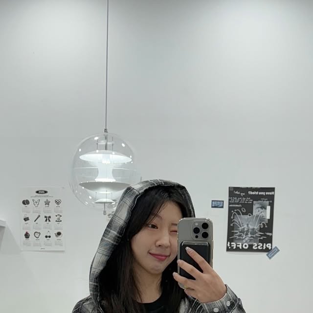 나 시은이야 on Instagram: "#협찬 간절기에 툭- 걸쳐입기 좋은 @vivabrown_official 비바브라운 후드체크셔츠 블랙으로 착용했습니다! 여유로운 실루엣에 실용도 높은 원포켓, 여밈 방