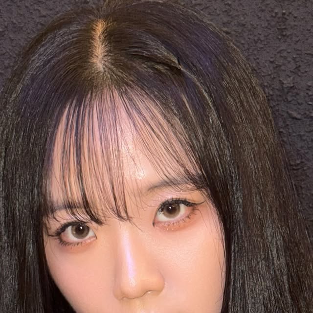 가은(가으닉) on Instagram: "#광고

메이크업에 빠질 수 없는 애교살 ..🖤
애교살 메이크업으로 유명한
@smokinghotvirgin 와 공동개발한 

블랑디바 애교살 팔레트 🤍

이거 하나로 
섀도우 애교살 쉐딩 하이라이터 
다 끝내는 파우치 필수템 🩵

애교필러 맞지말고
메이크업으로 끝내버려 ,,💙

#애교살팔레트#통통한애교살#애교살메이크업#블랑디바#홍주공동개발"