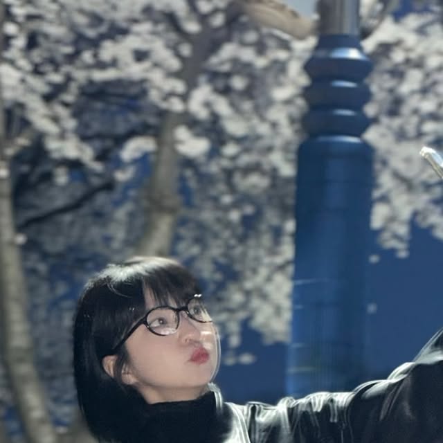 경임 𝙇𝙞𝙢𝙞 on Instagram: "안경으로 주름 가릴 나이, 서른🥸
⠀
⠀
⠀
#광고 #안경 #뿔테안경 #지브리 #지랄브리
#아이웨어 #모먼트어스 #momentus
@momentus_eyewear"
