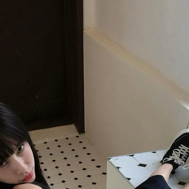 김나현 on Instagram: "#협찬 @lemouton_shoes 

여름에는 신발이 가볍고 발이 편한 게 기본이죠?! 🤍🖤 그럴땐 기분 좋은 편안함 ! 운동화 하나면 되요 바로 “르무통 업 발 편한 메리노울 운동화” !!✨ 색상도 블랙이구 사이즈도 240 제 발에 딱 좋게 맞구여 !  요즘 제 데일리 슈즈예요 🤭
왜 이렇게 극찬이냐고 하면~~ 진짜 너무 발이 너무 편해서 신자마자 헉!! 햇거든여 ㅎㅎ🤍
메리노 울 소재 덕분에 발을 부드럽게 감싸주는 느낌이 예술에 정말 가볍고 통기성도 좋아서 오래 걸어도 땀 차거나 답답함이 없더라고요 약간 맨발느낌??🍃

특히 발볼이 있어도 불편함 없이 신을 수 있다는데 울 소재의 뛰어난 신축성 덕분인 것 같아요! 
쿠션감도 좋아서 장시간 착용에도 발피로도가 확실히 덜했어요 ..왜 이 운동화 이제야 만났을까요?..😭

디자인도 깔끔하고 세련돼서 어떤 코디에도 찰떡! 데일리룩에 휘뚤마뚤 신기 좋구 발 편한 운동화 찾으셨다면 르무통 메리노울 운동화 정말 후회 없을 거예요! 이건 정말 강추✨🤭🤍🖤

#르무통 #업 #발편한운동화 #데일리슈즈"