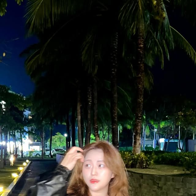 수선화 on Instagram: "푸꾸옥 밤산책••🖤
샤랄라 원피스랑 스탠다드에러 레더자켓 코디 어때요? 
지금 푸꾸옥 날씨에 딱인 간절기 레더자켓 진짜 예뻐..🥹
얼른 날 풀리고 봄 오면 좋게따! 
예쁜 레더자켓 맨나 입고 다녀야지🤫✨

#스탠다드에러  #STANDARDERROR #남여공용자켓  #자켓 #데일리룩 가을데일리룩 자켓추천  간절기아우터 레더자켓 스웨이드자켓 jacket パンツ  outer"